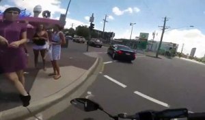 Ce motard n’aurait pas dû regarder des filles au bord de la route