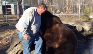 L'amitié incroyable entre cet homme et son ours énorme