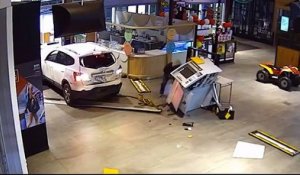 2 braqueurs tentent d'arracher un distributeur automatique avec leur voiture