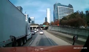 Un camion de pompier fait une entrée incroyable sur une voie rapide