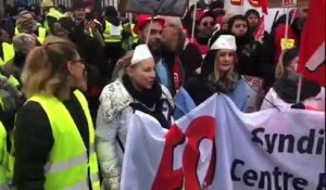 Grève du 5 décembre à Troyes : les manifestants sont devant la préfecture