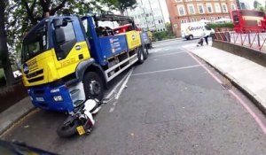 Un motard évite le pire alors qu'un camion ne l'a pas vu dans le virage