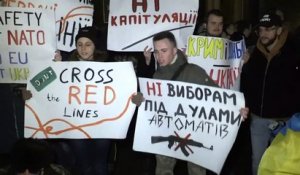 A Kiev, des Ukrainiens enjoignent leur président de ne pas céder face à Poutine