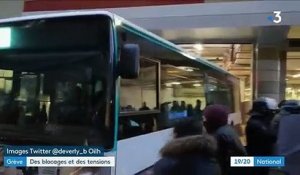 Les non-grévistes de la RATP insultés quand ils tentent de sortir des dépôts avec leur bus - Regardez