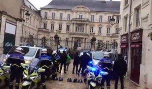 Action des policiers devant la préfecture à Orléans mardi 11 décembre 2019