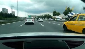 Ce conducteur roule à toute vitesse en plein traffic et prend beaucoup de risques