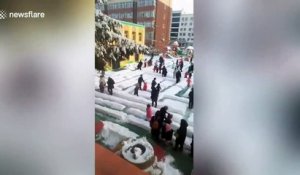 Les enfants s'éclatent dans un labyrinthe géant de neige !