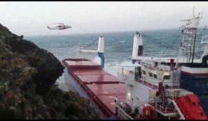 Tempête Fabien : le sauvetage spectaculaire d'un cargo en détresse, bloqué contre les falaises de Sardaigne