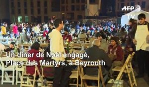 Des militants libanais célèbrent le dîner de Noël sur la Place des Martyrs