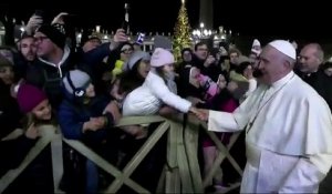 La colère du pape François hier soir contre une fidèle qui le bouscule alors qu'il est en train de serrer des mains dans la foule