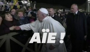 Le pape François perd son calme face au geste brusque d'une fidèle