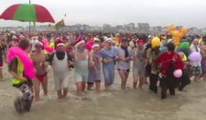 Pour fêter la nouvelle année, des centaines de baigneurs ont plongé dans la mer du Nord