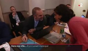 Le JT de 20h de France 2 surprend le directeur de cabinet du maire en train de jouer aux jeux vidéo en plein conseil municipal - VIDEO
