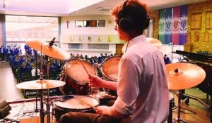 Thème célèbre à la batterie dans une école chrétienne