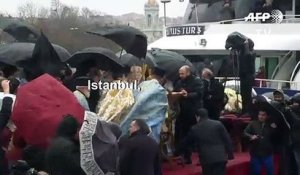 Turquie: plongeon glacé dans la Corne d'Or pour célébrer l'Epiphanie