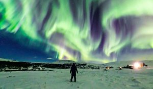 Un phœnix apparaît en plein ciel d'islande pendant une aurore boréale