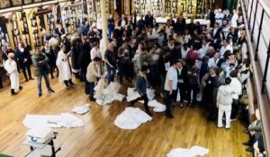 Les médecins de l'hôpital Saint-Louis à Paris jettent leurs blouses blanches contre le manque de moyens
