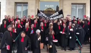 Réforme des retraites : les avocats font un lâcher de ballons au tribunal de Troyes