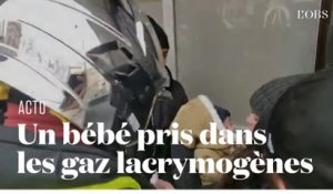Un bébé se retrouve pris dans les gaz lacrymogènes en marge de la manifestation des pompiers à Paris