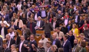 "Ce n'est qu'un au revoir": le très émouvant chant d'adieu aux Britanniques après le vote du Brexit au Parlement européen