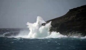 Homme sur une falaise vs Vagues