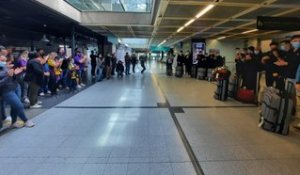 Handball : les joueurs du HBC Nantes accueillis à l'aéroport par leurs supporters
