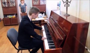 Un adolescent sans main joue du piano comme un dieu