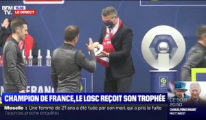 Ligue 1: les champions de France reçoivent leur trophée