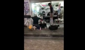Ils tentent de monter un pneu sur une jante avec la technique de la flamme... Raté