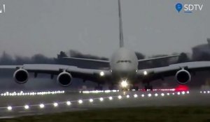 Tempête Dennis : cet airbus A380 est contraint de faire atterrissage de biais avant de revenir sur la piste.