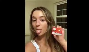 La blague qu'elle fait à son copain est énorme... Pétards sur la lunette des WC