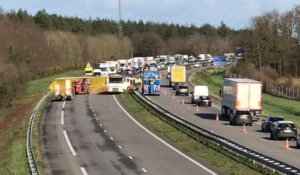 Gros bouchon après l’accident entre un poids lourd transportant 20 t de copeaux de bois et une voiture