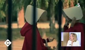 L'actrice de "The Handmaid's Tale" Elisabeth Moss réagit dans "C à vous" à la parodie de la série faite par Florence Foresti - VIDEO