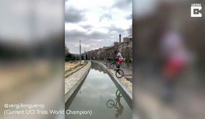 Sergi Llongueras saute un canal à vélo