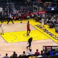 NBA : un ramasseur de balle sur le terrain en pleine contre-attaque