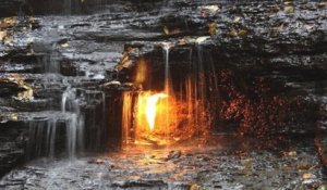 Le mystère de la flamme éternelle cachée sous une cascade