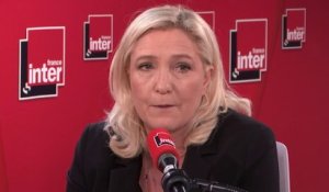 Marine Le Pen : "Moi je parle de communautarisme islamiste. Notre constitution est claire : le communautarisme n'a pas sa place. Les communautaristes ne souhaitent pas seulement vivre séparément, mais imposer aux autres leur manière de vivre"