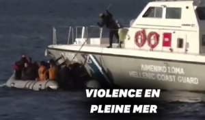 Ces gardes-côtes indignent en tentant de couler un bateau de migrants