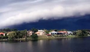 Un nuage d'orage terrifiant approche à toute vitesse sur la Gold Coast en Australie