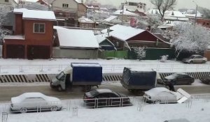 Pousser 2 camions en même temps a pieds dans la neige... sale journée