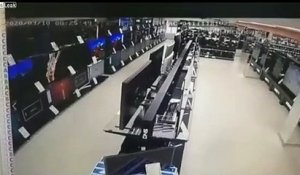 Avec un marteau il casse les TV d'un magasin !