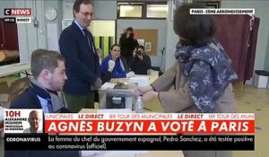 Le moment de solitude d'Agnès Buzyn qui se débat avec une bouteille de gel hydroalcoolique dans son bureau de vote en direct sur les chaînes infos