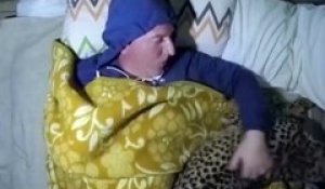 Il partage son lit avec son animal de compagnie très spécial :  un guépard