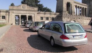 En Italie, les corbillards se succèdent devant les grilles du cimetière de Bergame