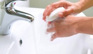 Elle découvre que le savon avec lequel elle se lavait les mains n'en était pas un...