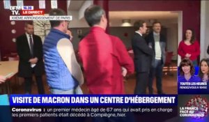 A Paris, Emmanuel Macron visite un hôtel transformé en centre d'hébergement pour les sans-abri