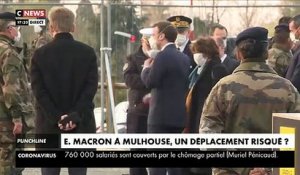 Emmanuel Macron est  à Mulhouse au coeur de l'épidémie dans l'Hôpital Militaire - Il est équipé d'un masque de protection pour aller au contact des équipes