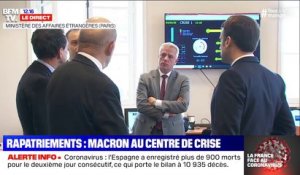 Virus: Emmanuel Macron en visite au centre de crise du Quai d'Orsay