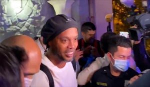 Ronaldinho déchaine les foules à sa sortie de prison