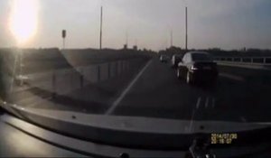 Ce motard réussit l'impossible et évite le pire sur l'autoroute